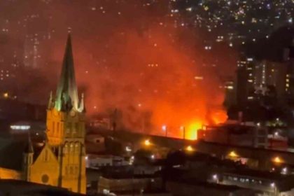 Medellín: incendio en zona comercial obliga a operación parcial del Metro